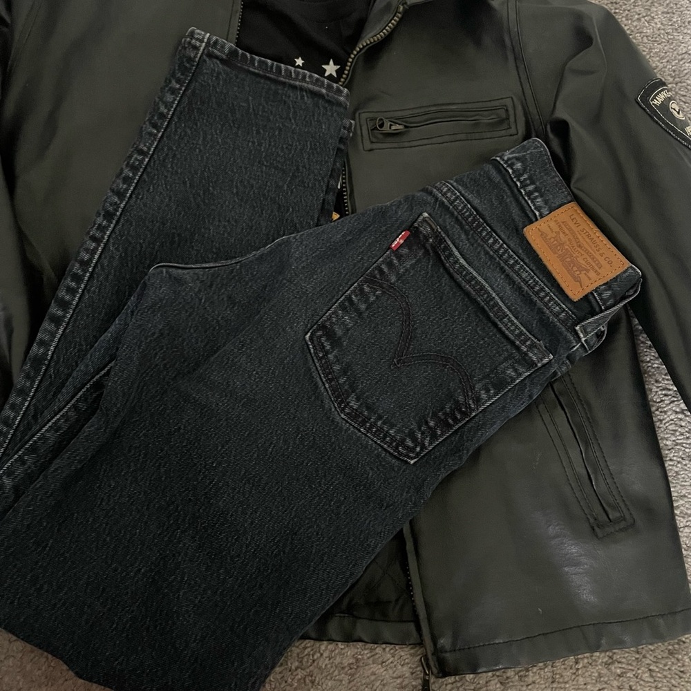 Off black/blue Levi’s wedgie jeans